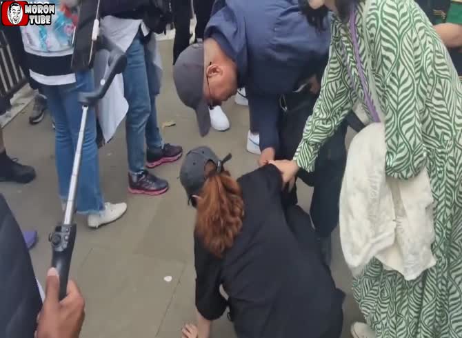 Video :A woman passes out when a Royal Guard horse bites her arm